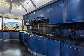 Cliffside Stunning, Luxury 4 BR Min to Skiing!