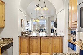 Cliffside Lake Retreat - 2 Bdr, Walk to Table Rock