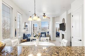 Cliffside Lake Retreat - 2 Bdr, Walk to Table Rock