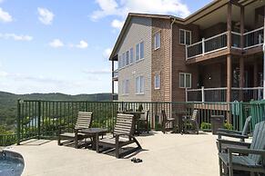 Cliffside Lake Retreat - 2 Bdr, Walk to Table Rock