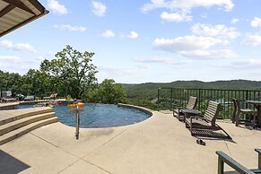 Cliffside Lake Retreat - 2 Bdr, Walk to Table Rock