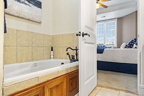 Cliffside Lake Retreat - 2 Bdr, Walk to Table Rock