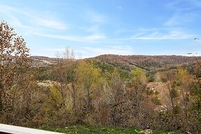 Cliffside Lake Retreat - 2 Bdr, Walk to Table Rock