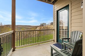 Cliffside Lake Retreat - 2 Bdr, Walk to Table Rock