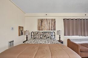 Cozy Corner Yosemite Studio Close to it All!