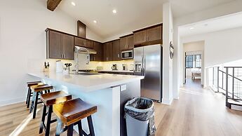 An Adventure of a Lifetime- 3 Bdr, 5 Min to Skiing