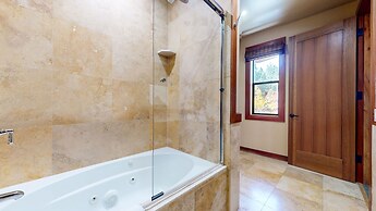 Gorgeous Condo at Obsidian Clubhouse Downstairs