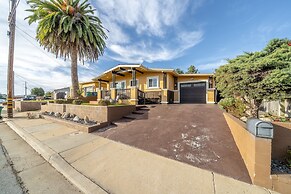 Fully Updated 3 BDR Seaside Home Minutes to Beach!