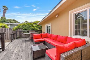 Fully Updated 3 BDR Seaside Home Minutes to Beach!