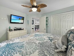 Whale of a Time Resort Home for 6, Walk to Beach