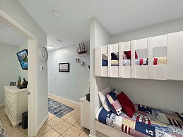 Whale of a Time Resort Home for 6, Walk to Beach