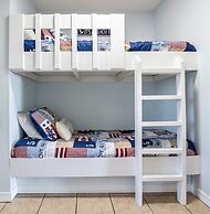 Whale of a Time Resort Home for 6, Walk to Beach