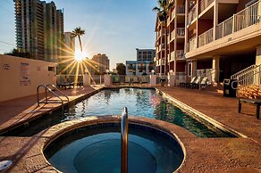 Whale of a Time Resort Home for 6, Walk to Beach