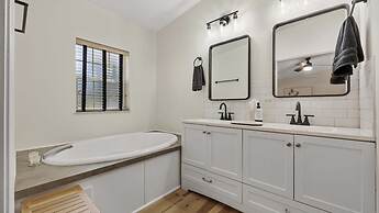 The Oak Hideaway Pet Friendly 3bd!