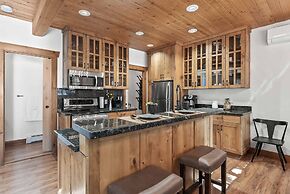 Updated 2 BDR Condo Walk to Deer Valley & City!