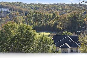 Great Escape II - Resort Style 2 BDR Condo on Golf Course w/ Pool!