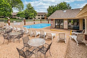 Great Escape II - Resort Style 2 BDR Condo on Golf Course w/ Pool!