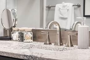 Great Escape II - Resort Style 2 BDR Condo on Golf Course w/ Pool!