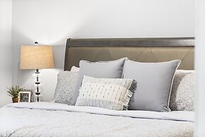 Great Escape II - Resort Style 2 BDR Condo on Golf Course w/ Pool!