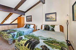 Eagles Nest Amazing Loft Condo in Yosemite West!