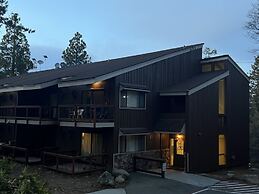 Eagles Nest Amazing Loft Condo in Yosemite West!