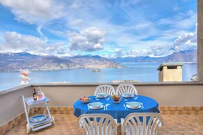 Lake View Terrace Over The Borromean Isla