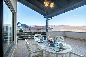 Lake View Terrace Over The Borromean Isla