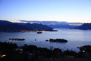 Lake View Terrace Over The Borromean Isla