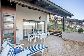 Lake View Terrace Over The Borromean Isla