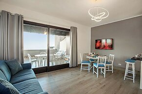 Lake View Terrace Over The Borromean Isla