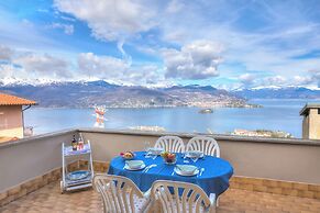 Lake View Terrace Over The Borromean Isla