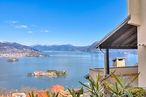 Lake View Terrace Over The Borromean Isla