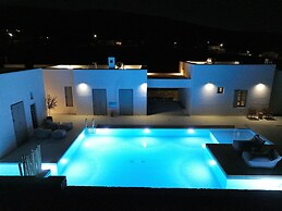 Lil Paros Luxury suites