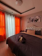 Budget Stay with Bay & City Lights View