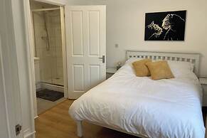 Modern The Mews Apartment