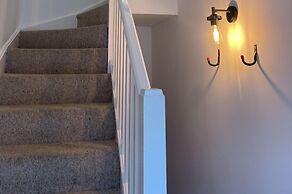 Modern The Mews Apartment