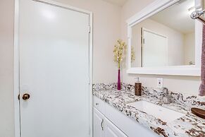 Palm Desert Condo w/ Patio & Golf Course Views!