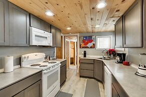 Charming Happy Valley Home: 13 Mi to Portland!