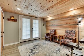 Charming Happy Valley Home: 13 Mi to Portland!