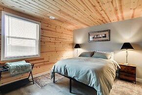 Charming Happy Valley Home: 13 Mi to Portland!