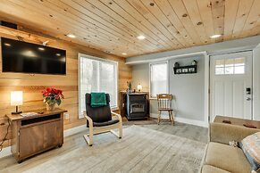 Charming Happy Valley Home: 13 Mi to Portland!