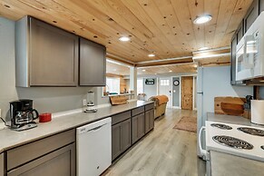 Charming Happy Valley Home: 13 Mi to Portland!