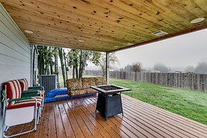 Charming Happy Valley Home: 13 Mi to Portland!