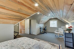 Charming Happy Valley Home: 13 Mi to Portland!