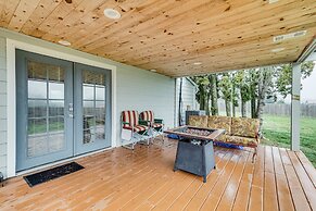 Charming Happy Valley Home: 13 Mi to Portland!