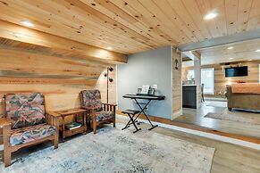 Charming Happy Valley Home: 13 Mi to Portland!