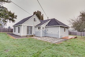 Charming Happy Valley Home: 13 Mi to Portland!