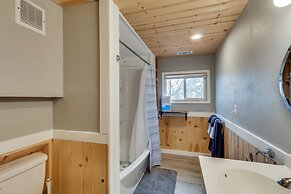 Charming Happy Valley Home: 13 Mi to Portland!