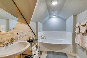 Charming Happy Valley Home: 13 Mi to Portland!