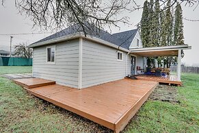 Charming Happy Valley Home: 13 Mi to Portland!